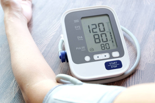 Verificação humana monitor de pressão arterial e monitor de frequência cardíaca com manômetro digital. Saúde e Conceito Médico
 - Foto, Imagem