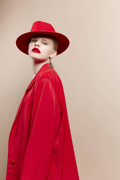 жінка червона куртка і капелюх червоні губи мода стиль життя позує
 - Фото, зображення