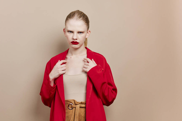 портрет жінки косметики червоні губи мода стиль життя позує
 - Фото, зображення