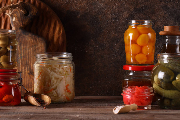 verduras fermentadas en frascos de vidrio alimentos saludables - Foto, imagen