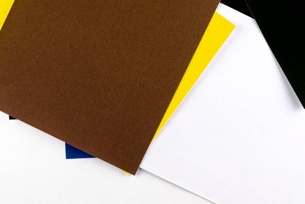 monivärinen abstrakti tausta valmistettu värillinen paperiarkkeja. Laadukas kuva - Valokuva, kuva