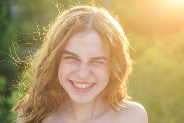 Spring romantic young woman portrait. Young teen woman with clean fresh skin. Close up portrait of smiling teenager, closeup face of beautiful girl outdoor. Soft sunny sunlight on sunny spring day. - Fotoğraf, Görsel