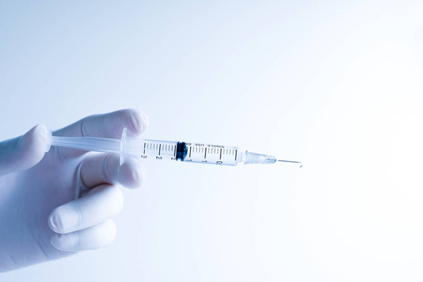 Artsenhand met injectiespuit en vaccin voor bereiding injecteren met patiënt. - Foto, afbeelding