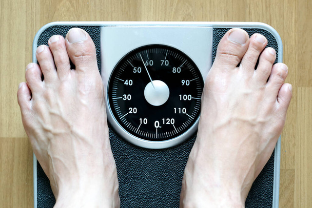 Las piernas de los hombres de pie en el peso de la balanza. Concepto de salud y pérdida de peso
. - Foto, Imagen