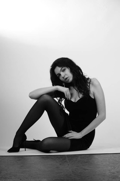 preto e branco retrato de bela sexy mulher no preto roupas posando no estúdio - Foto, Imagem