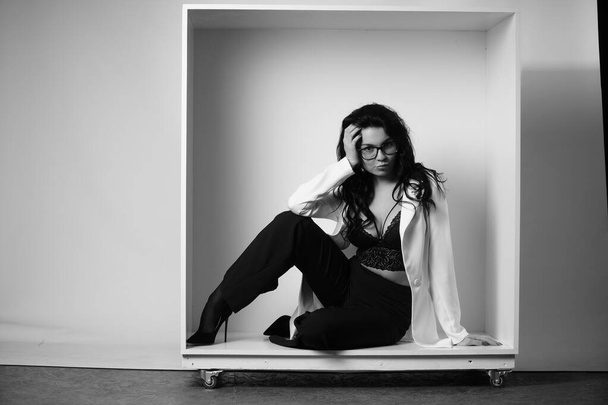 retrato en blanco y negro de hermosa mujer sexy en ropa negra posando en el estudio - Foto, Imagen