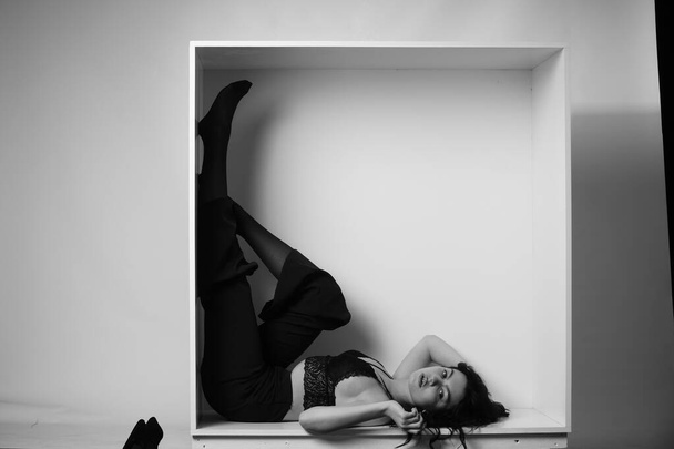 musta ja valkoinen muotokuva kaunis seksikäs nainen mustissa vaatteissa poseeraa studio - Valokuva, kuva