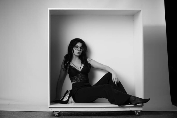 musta ja valkoinen muotokuva kaunis seksikäs nainen mustissa vaatteissa poseeraa studio - Valokuva, kuva
