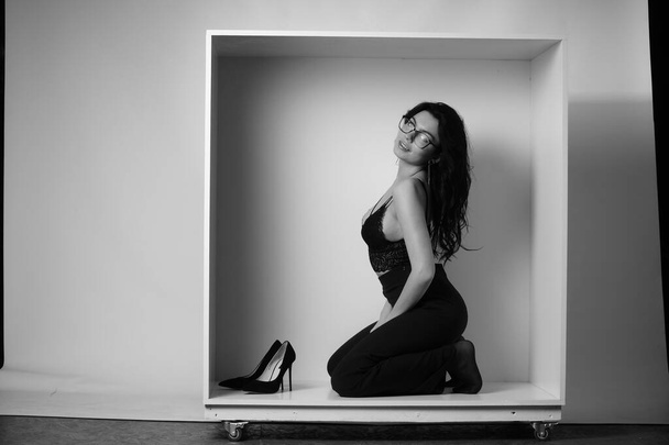 чорно-білий портрет красивої сексуальної жінки в чорному одязі позує в студії
 - Фото, зображення
