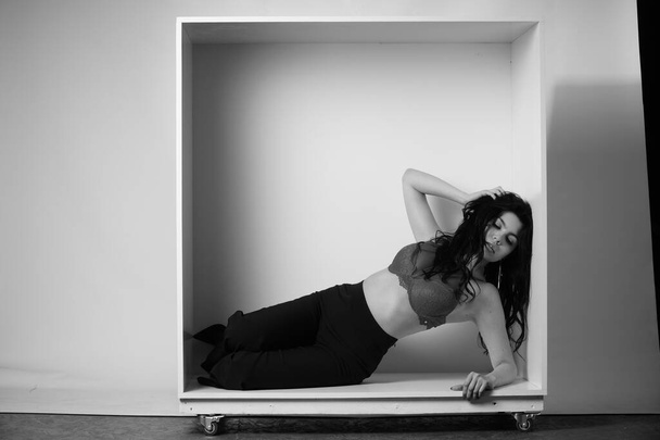 黒と白のポートレートの美しいですセクシー女性で黒服姿でスタジオ - 写真・画像