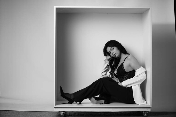 retrato en blanco y negro de hermosa mujer sexy en ropa negra posando en el estudio - Foto, imagen