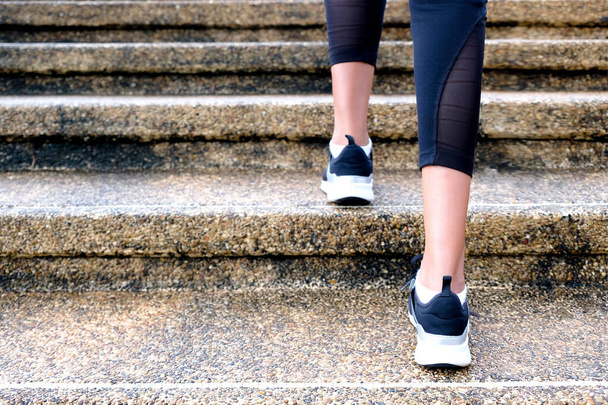 Nogi kobiet ćwiczących, wchodzących po schodach, spalających tłuszcz w organizmie.Koncepcja zdrowia - Zdjęcie, obraz