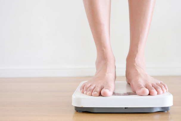 Legs of men standing on scales weight. Concept of health and weight loss. - Foto, Imagen