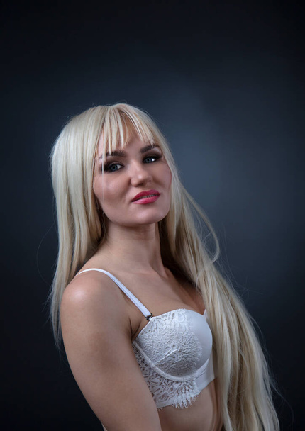 modieuze foto van jonge blonde vrouw dragen witte lingerie - Foto, afbeelding