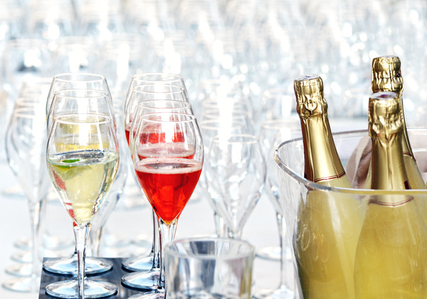Verter copas de champán para un evento
 - Foto, Imagen