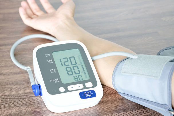 Emberi vérnyomásmérőt és pulzusmérőt digitális nyomásmérővel. Egészségügyi és orvosi koncepció - Fotó, kép