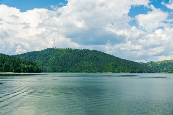 晴れた日にイズヴォル・ムンテルイ湖,ビカズ湖,ピアトラ・ネメット,ルーマニア - 写真・画像