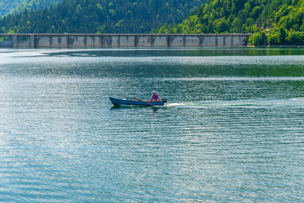 ルーマニアのイズヴォル・ムンテルイ湖、ビカズ湖、ピアトラ・ネメット湖を横断するボート - 写真・画像