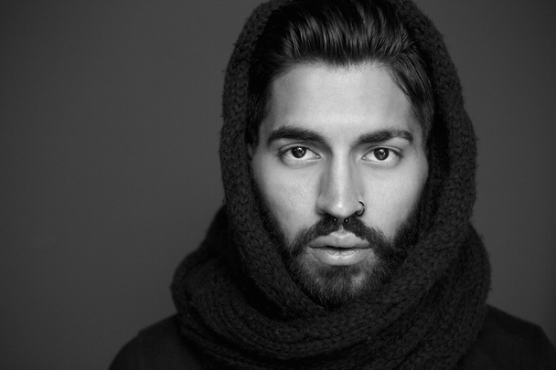 Retrato en blanco y negro de un hombre con bufanda de lana
 - Foto, imagen