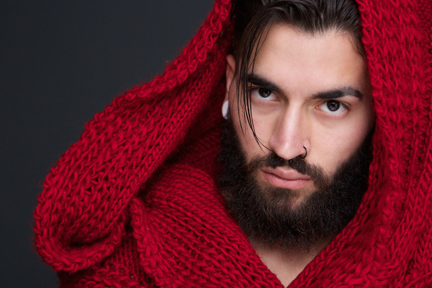 cooler Mann mit Bart und rotem Schal - Foto, Bild