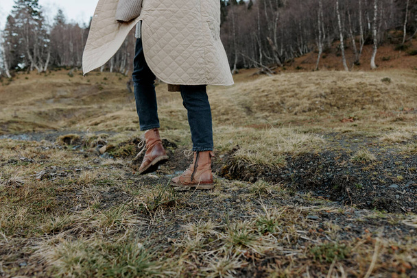 mujer pies otoño ropa caminar tierra paisaje bosque - Foto, Imagen