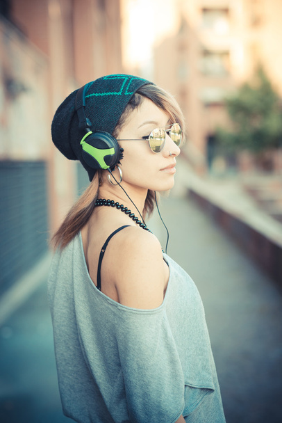 nuori kaunis malli nainen kuuntelee musiikkia
 - Valokuva, kuva