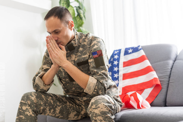 中年の悲しい絶望的な軍人の肖像画。うつ病の精神的外傷に苦しむ障害のある兵士。PTSDの概念 - 写真・画像