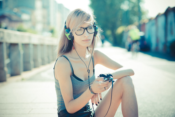 jeune belle femme modèle écouter de la musique
 - Photo, image