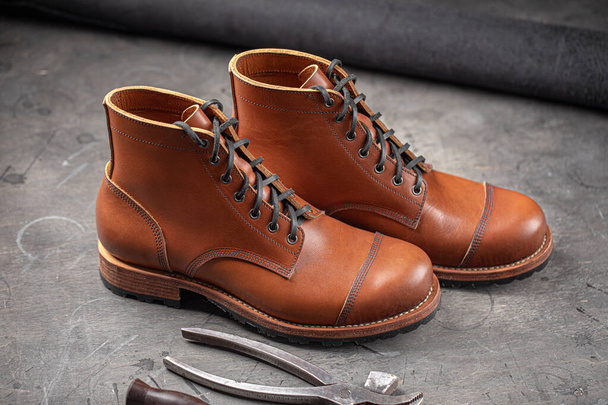 Kézműves barna bőrcipő cipészszerszámmal - Fotó, kép