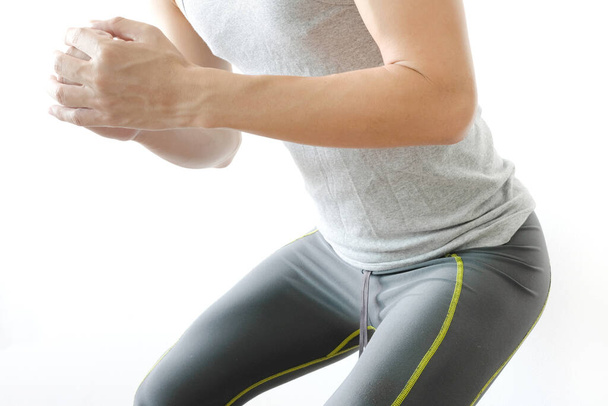 Cuerpo de mujer deportiva ejercicio en cuclillas se sienta y se levanta sobre un fondo blanco aislado - Foto, imagen
