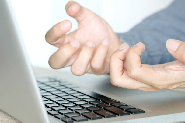 Hands of computer users have pain and injury to the fingers. From Syndrome Syndrome .Health and Physical Concepts - Foto, Bild