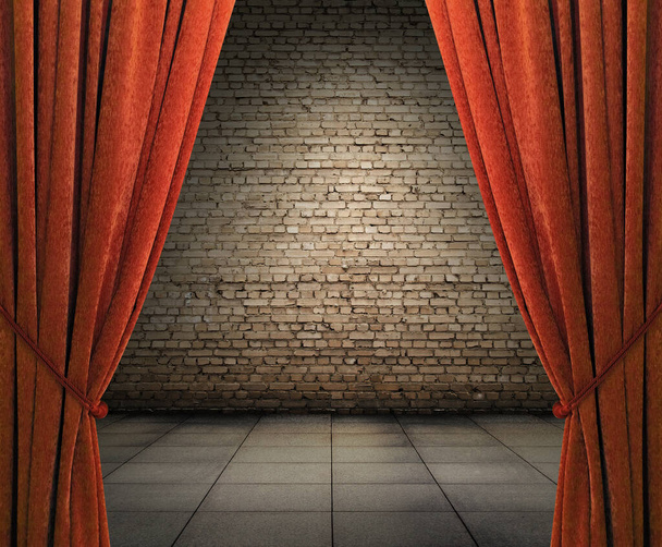 interior velho com cortinas vermelhas, parede de tijolo - Foto, Imagem