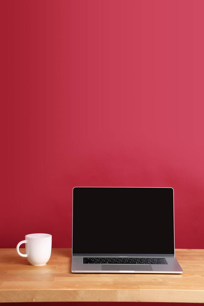 A imagem da configuração do laptop na mesa com fundo de cor. - Foto, Imagem