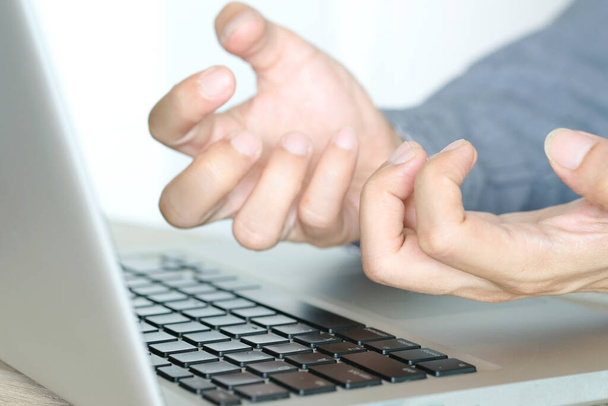 コンピュータユーザーの手は指に痛みや損傷を持っています。症候群から.健康と物理的な概念 - 写真・画像