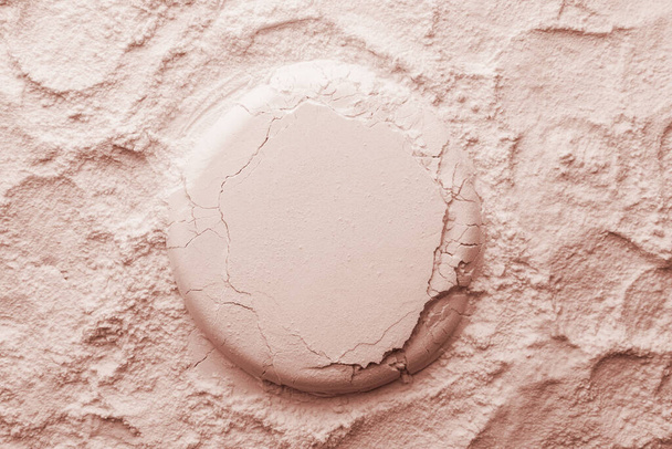 Косметический фон, глиняная текстура. Маска розовая сухая глина для лица и тела - Фото, изображение
