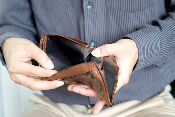 Hand der Senior offenen Tasche, kein Geld im Portemonnaie, Finanzkonzepte und Ausgaben, - Foto, Bild
