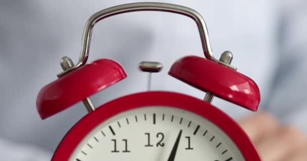 Sonido de alarma roja de trabajo reloj de cámara lenta película 4k - Metraje, vídeo