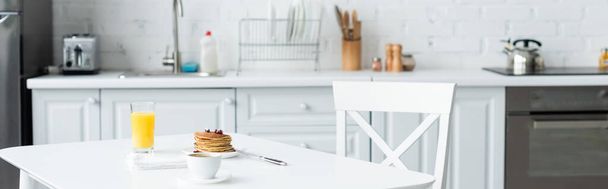 свежий апельсиновый сок, кофе и вкусные блины на завтрак на кухне, баннер - Фото, изображение