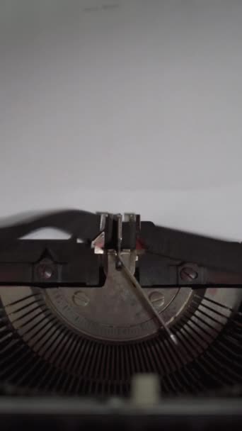 Escrito Charles Dickens em um livro branco com máquina de escrever vintage - Filmagem, Vídeo