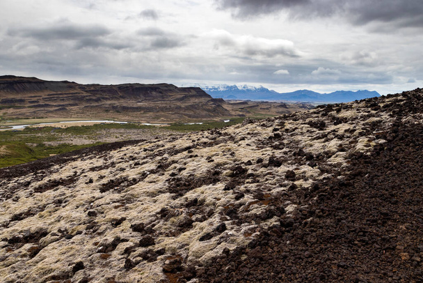 Vulkáni táj kora nyáron. Grabrok kráter, Nyugat-Izland. - Fotó, kép