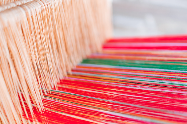 Тайский и азиатский стиль Винтажная ткацкая машина нить, чтобы сделать традиционную одежду и ткань узор ткань. - Фото, изображение
