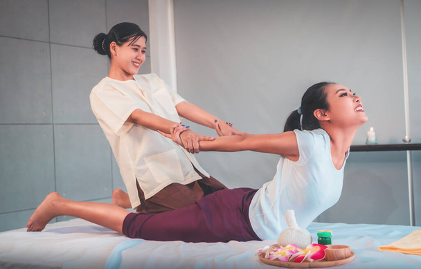 Femme reçoit massage du dos étirement en Thérapie thaïlandaise traitement Spa. - Photo, image