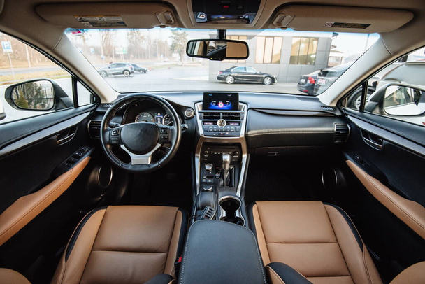 Modern luxury car Interior - steering wheel, shift lever and dashboard. Car interior luxury inside. Steering wheel, dashboard, speedometer, display.Yellow leather interior. - Foto, Bild