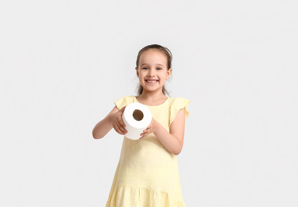 Cute little girl z papieru toaletowego na tle światła - Zdjęcie, obraz