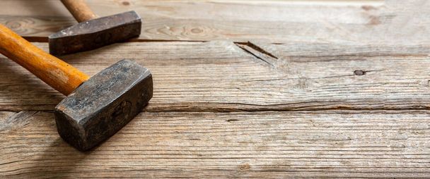 Hammer vanha raskas puinen pöytä. Sledgehammer mallet käytetty, kopioi tilaa. Rakennusteollisuus, puuseppä vintage työkalu - Valokuva, kuva