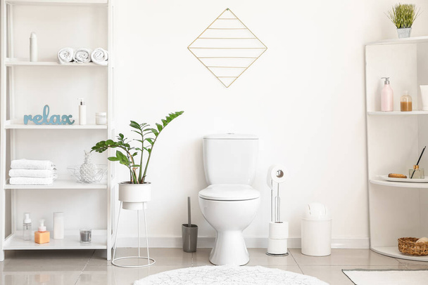 Інтер'єр стильної сучасної вбиральні з унітазом
 - Фото, зображення