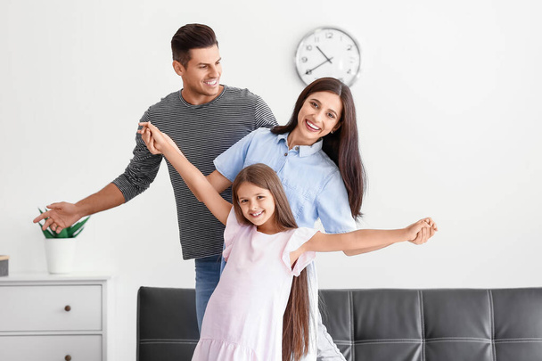 Glückliche Familie tanzt zu Hause - Foto, Bild
