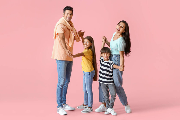 Glücklich tanzende Familie auf farbigem Hintergrund - Foto, Bild
