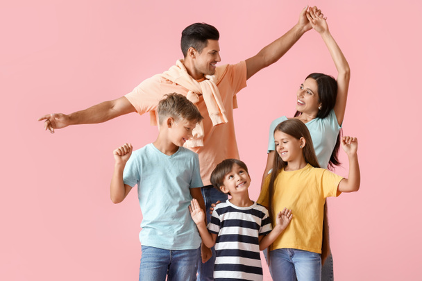 Счастливая танцующая семья на цветном фоне - Фото, изображение