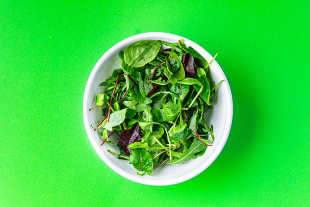 ensalada verde fresco hojas mezclar comida saludable bocadillo en la mesa copiar espacio comida fondo rústico vista superior - Foto, imagen